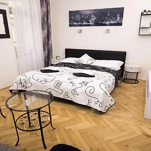 Apartment Black & White By Wenceslas Square And Muzeum, Prag